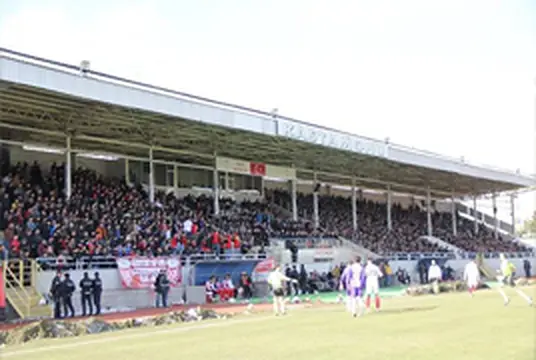 Kastamonu Gazi Stadı ana tribünü ve saha