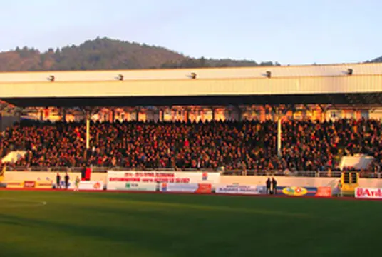 Gazi Stadı dolu kırmızı-siyah tribünü