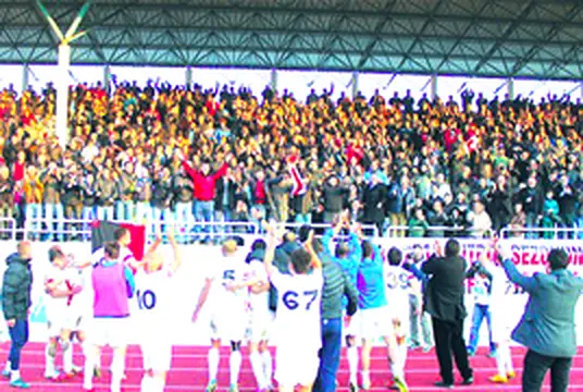 Kastamonuspor futbolcuları Gazi Stadı taraftarlarını selamlarken