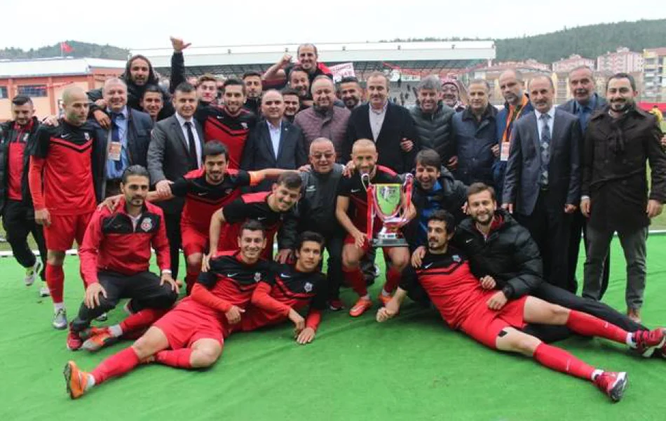Kastamonuspor 1966 futbolcuları ve yöneticileri 2014-2015 BAL 5. Grup şampiyonluk kupasıyla