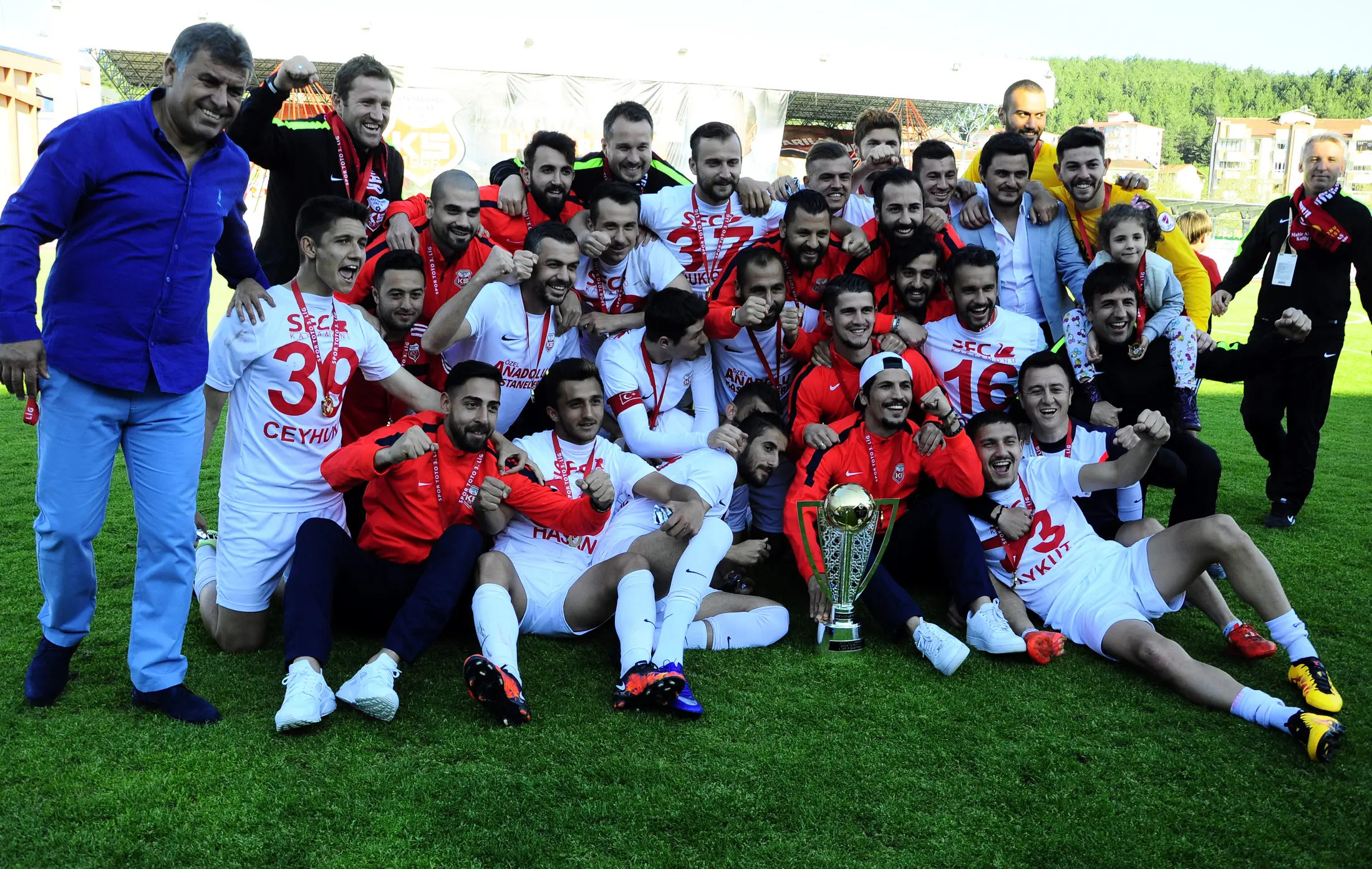 2015–2016 Spor Toto 3. Lig 3. Grup şampiyonu Kastamonuspor 1966 kadrosu kupayla birlikte
