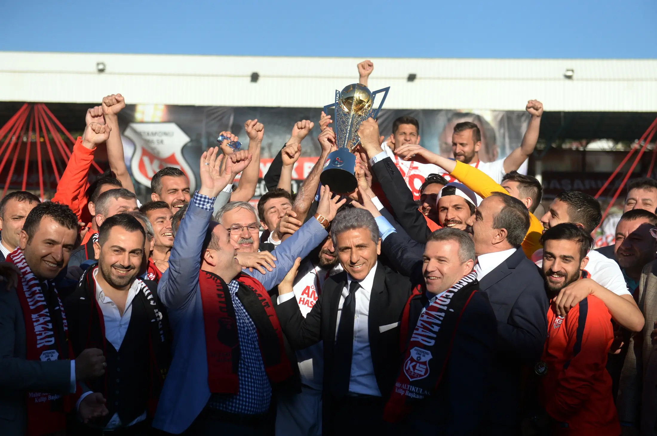 Kastamonuspor 1966 futbolcuları ve yöneticileri 2016 şampiyonluk kupasını kaldırırken